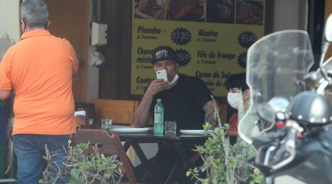 Mauricio Mattar almoça com sua mãe no Terreirão