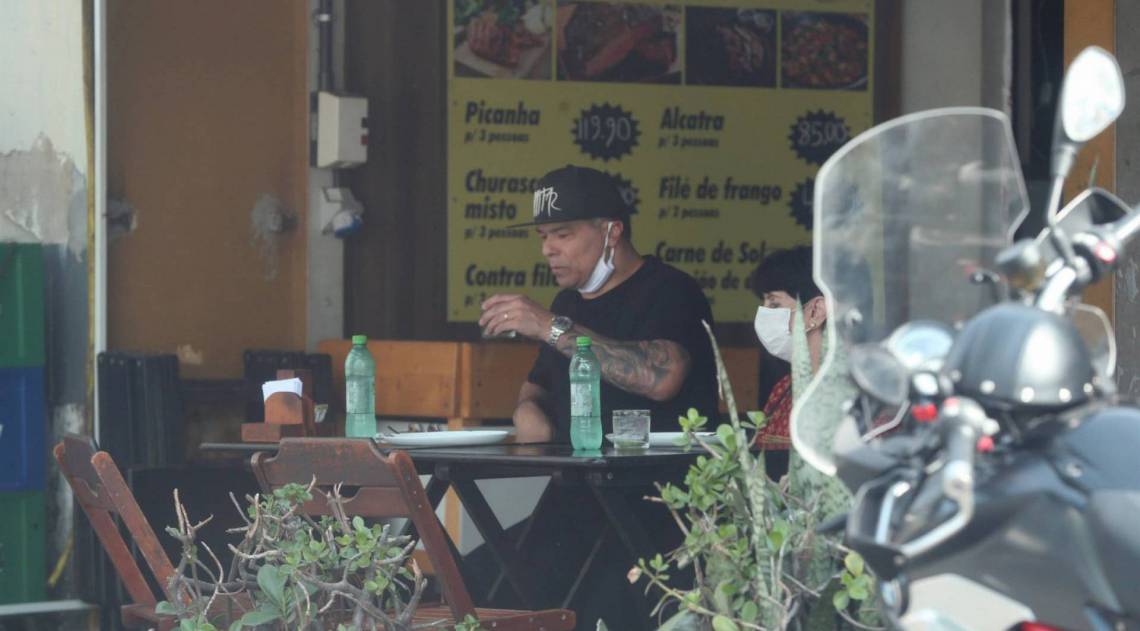 Mauricio Mattar almoça com sua mãe no Terreirão