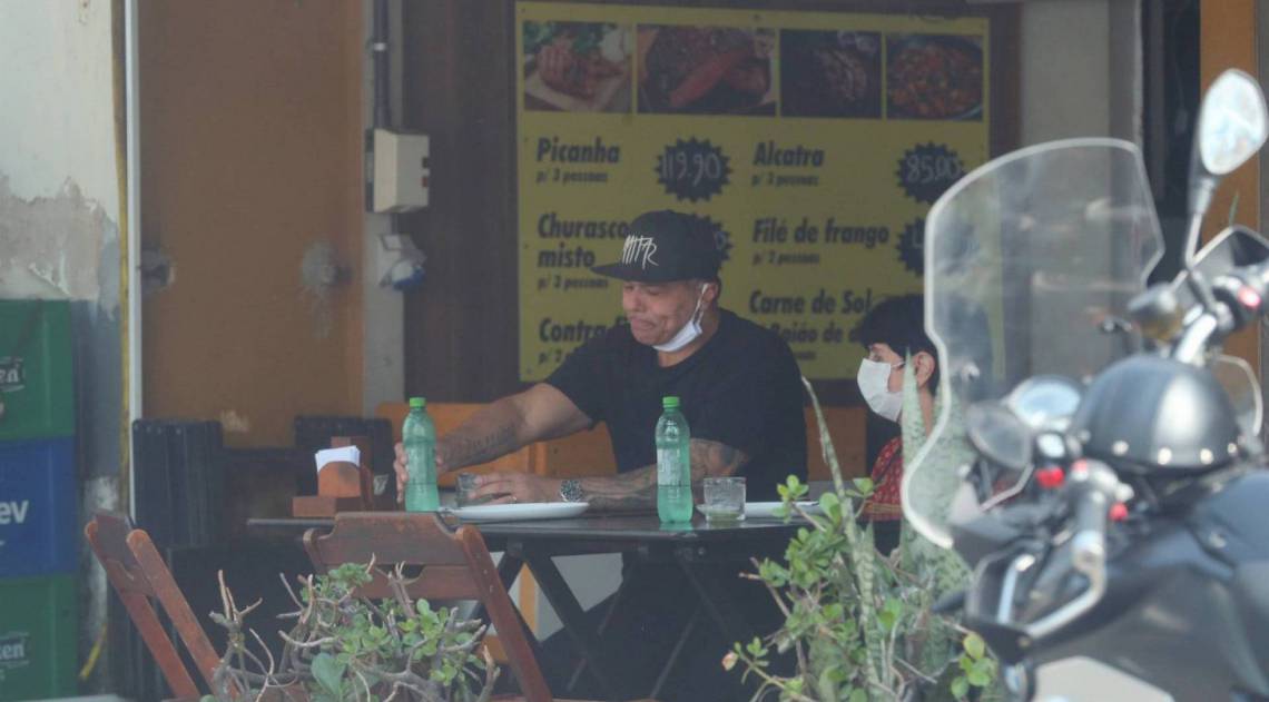 Mauricio Mattar almoça com sua mãe no Terreirão