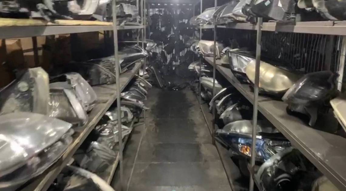 No interior da loja, foi apreendida uma grande quantidade de peças sem a origem - Divulgação / Polícia Civil