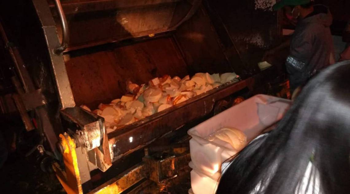 Foram inutilizados, com o apoio de uma equipe da Comdep, 800 quilos de alimentos pela equipe de fiscalização - Divulgação/PRF