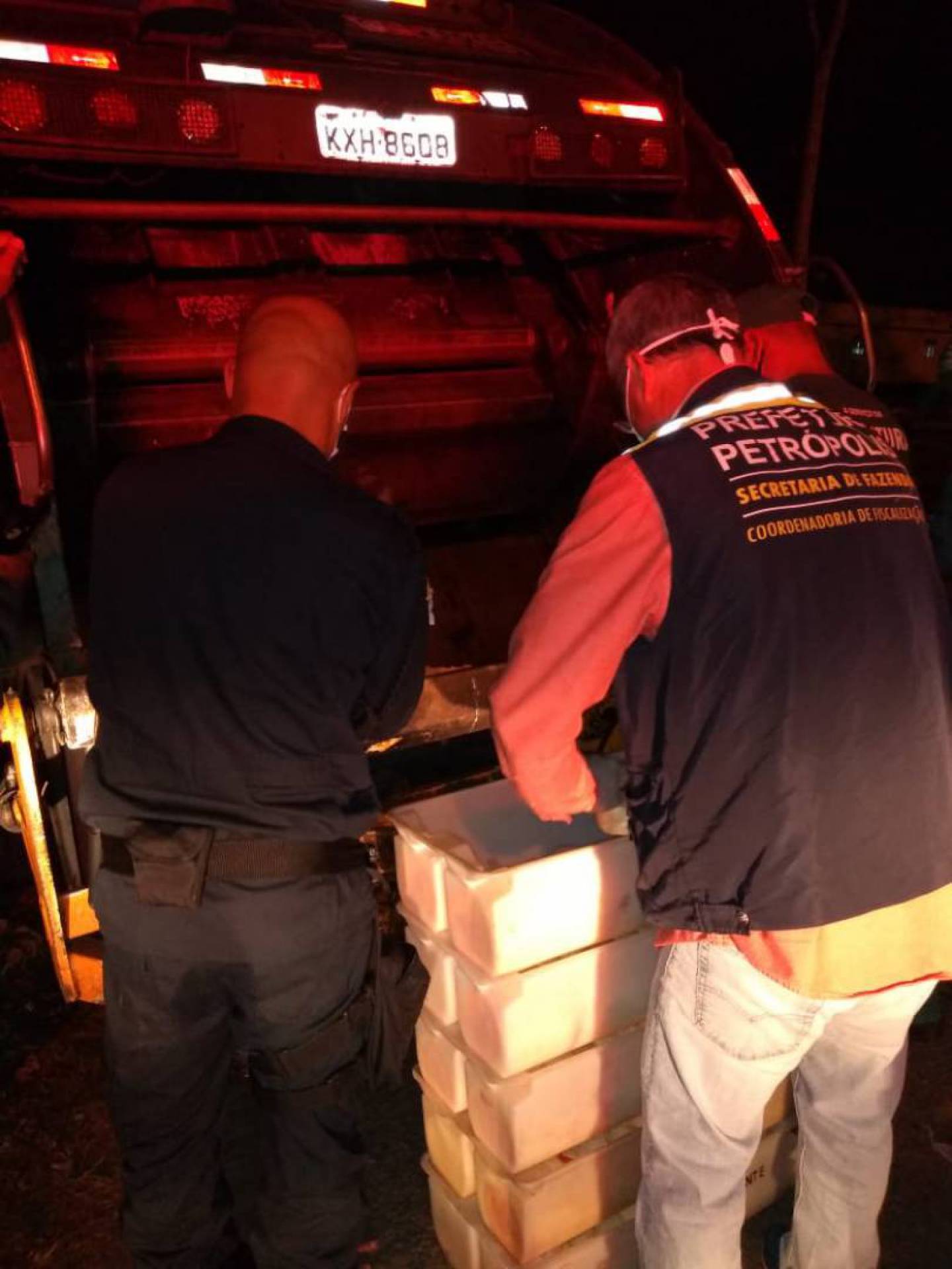 Quase uma tonelada de alimentos foram descartados por oferecerem riscos à população