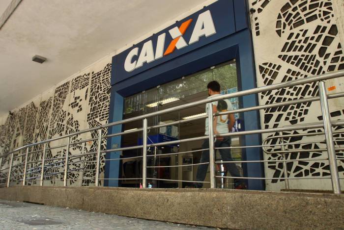 Fachada da agencia da Caixa Economica, na Avenida Rio Branco. Fotos: Estefan Radovicz / Agencia O Dia