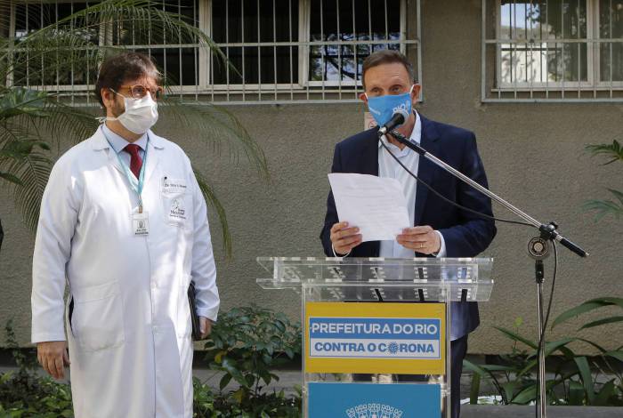 Marcelo Crivella e Silvio Fernandes, o diretor do hospital
