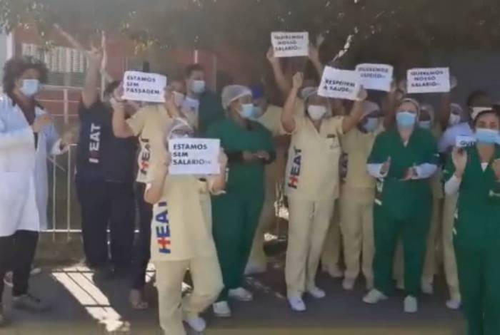 Profissionais do Hospital Estadual Alberto Torres, em São Gonçalo, protestaram em frente à unidade