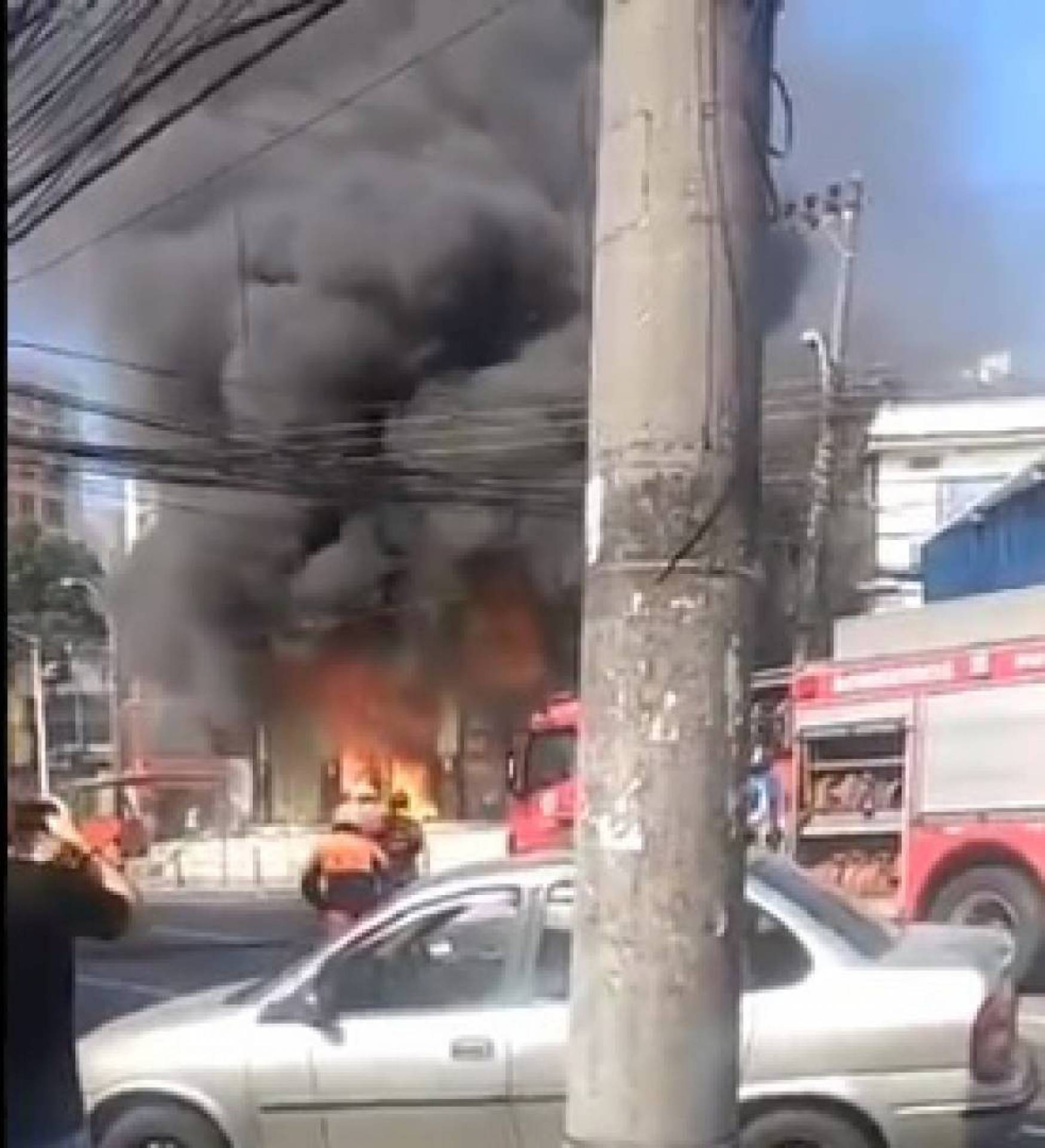 Imóvel no Pechincha, Zona Oeste do Rio, é alvo de incêndio no fim da manhã desta quarta-feira - Reprodução