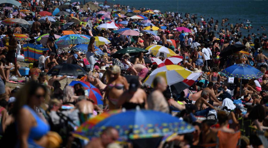Banhistas enchem praia em Southend on Sea, sudeste da Inglaterra, em 24 de junho de 202 - STANSALL / AFP