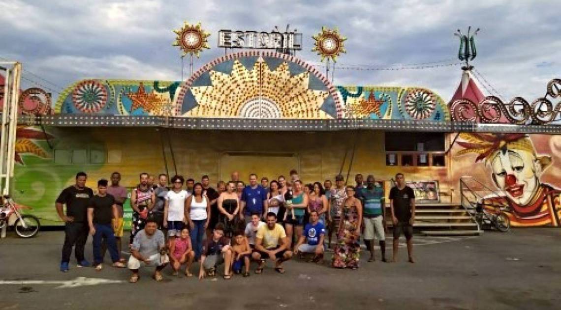 Parte da trupe reunida na frente do Estoril: sem espetáculo, artistas estão passando dificuldades  - Divulgação/ Circo Estoril