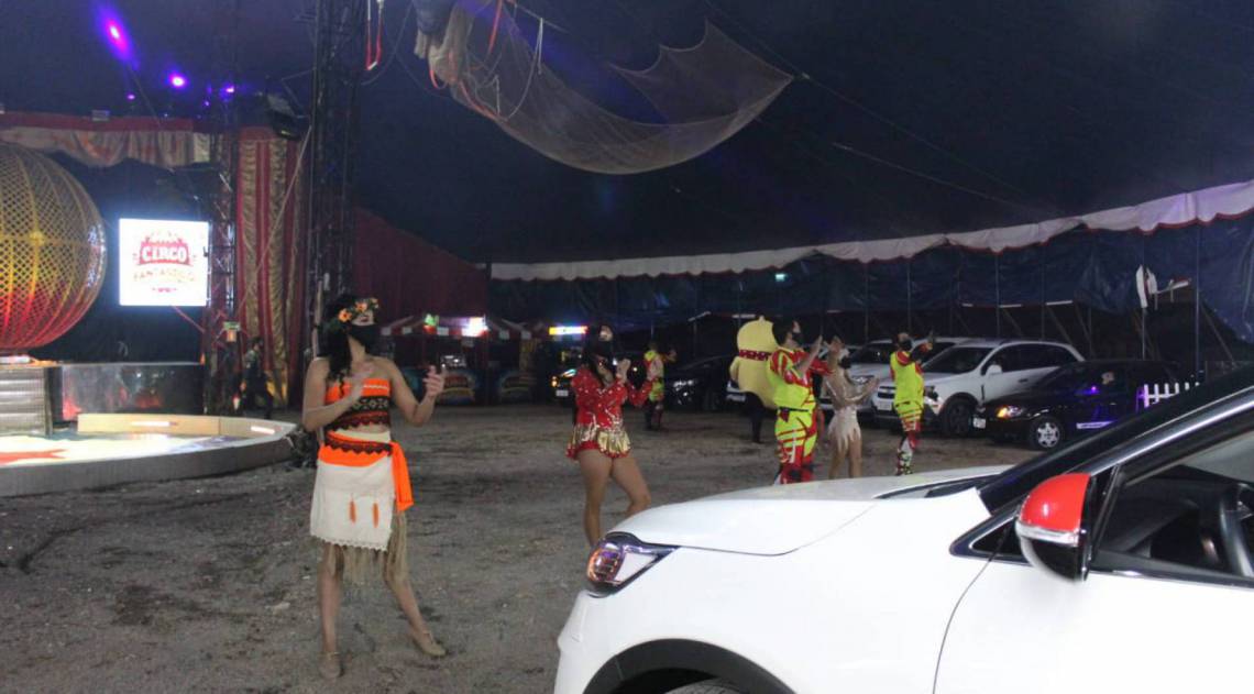 Em Santa Maria, no Rio Grande do Sul, Circo Fantástico faz apresentações em esquema de drive-in e tem obtido sucesso