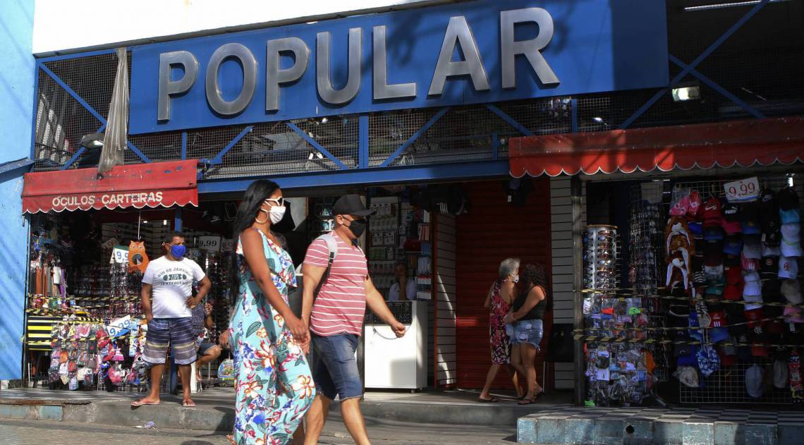 Rio de Janeiro - RJ  - 25/06/2020 - COVID 19 - Coronavirus no Rio - Movimentaçao em Duque de Caxias. Mesmo com a ordem judicial que determina o fechamento do comercio e grande o movimento na regiao com varias lojas abertas  -  Foto Reginaldo Pimenta / Agencia O Dia
