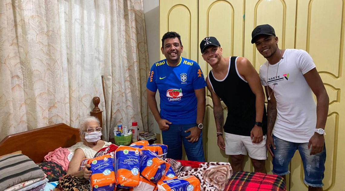 Franklin Ferreira ao lado de Alexandre e Lucas Barros em doação