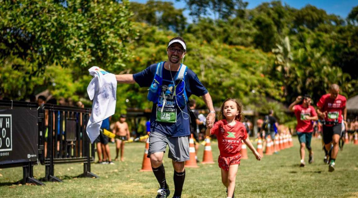 Narbal Fernandes e sua filha Al&iacute;cia Fernandes. Correndo pelo Autismo - Arquivo Pessoal