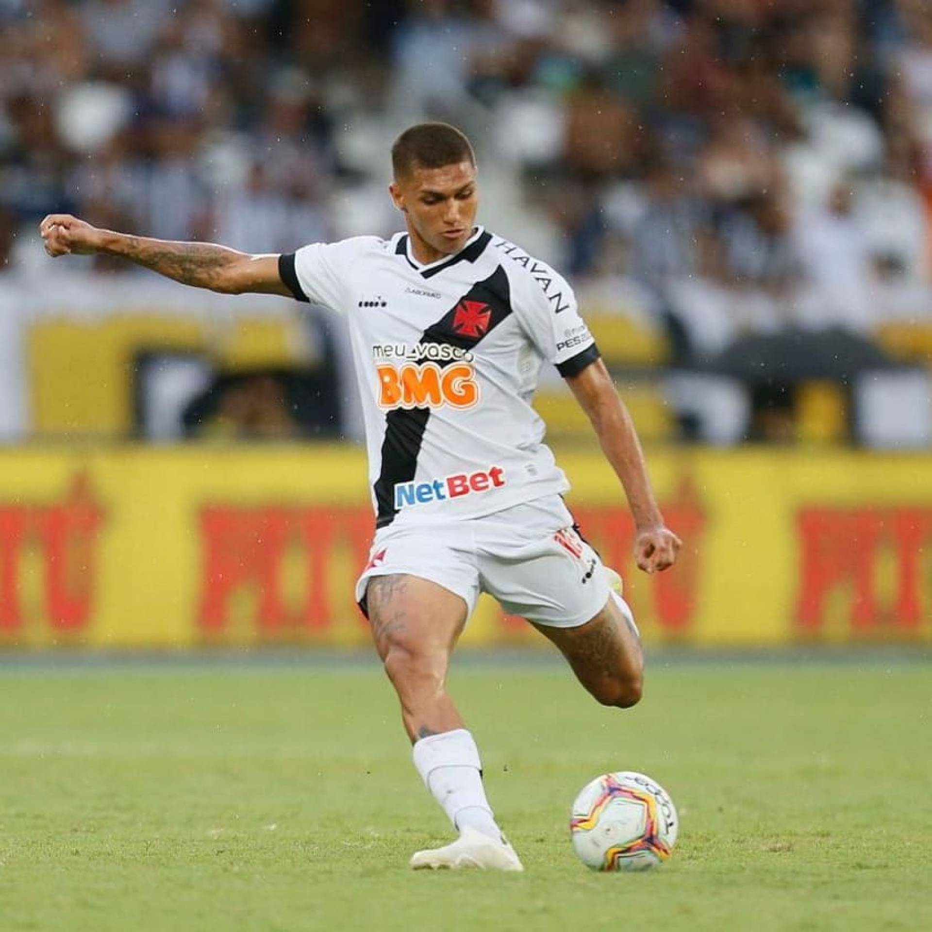Alexandre Melo, lateral-esquerdo do Vasco, começou a carreira atuando pela ONG Craques da Vida