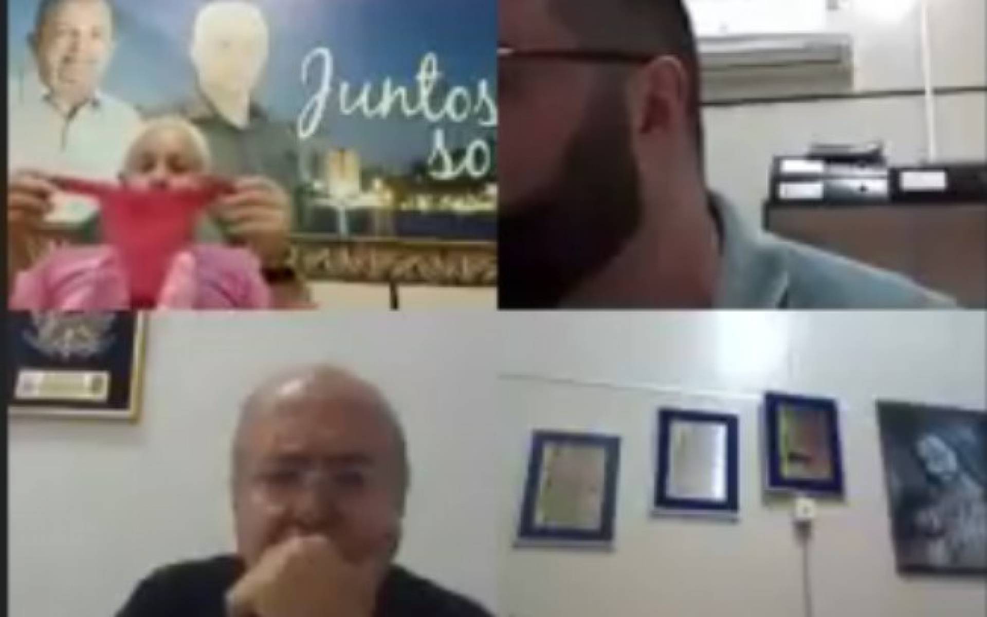 Vereador cheira calcinha em sessão