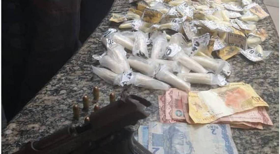 A polícia apreendeu uma pistola calibre 380 sem marca e numeração raspada, com carregador contendo 9 munições, 662 gramas de cocaína, 66 gramas de maconha, R$103,00 em espécie - Divulgação