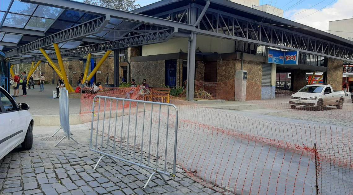 Construção de um pavimento elevado na Rua Francisco Miele - Paula Valviesse