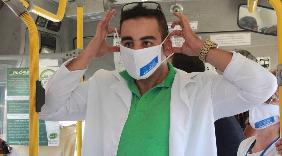 O uso de máscaras de confecção caseira tornou-se obrigatório em toda a cidade