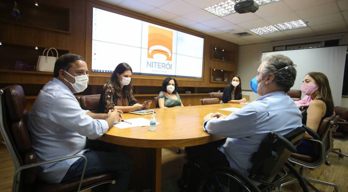 Rodrigo Neves (à esq.) ao lado do reitor da UFF, Antonio Nóbrega: encontro tratou, ainda, de programas em pesquisa e desenvolvimento - Divulgação / Luciana Carneiro