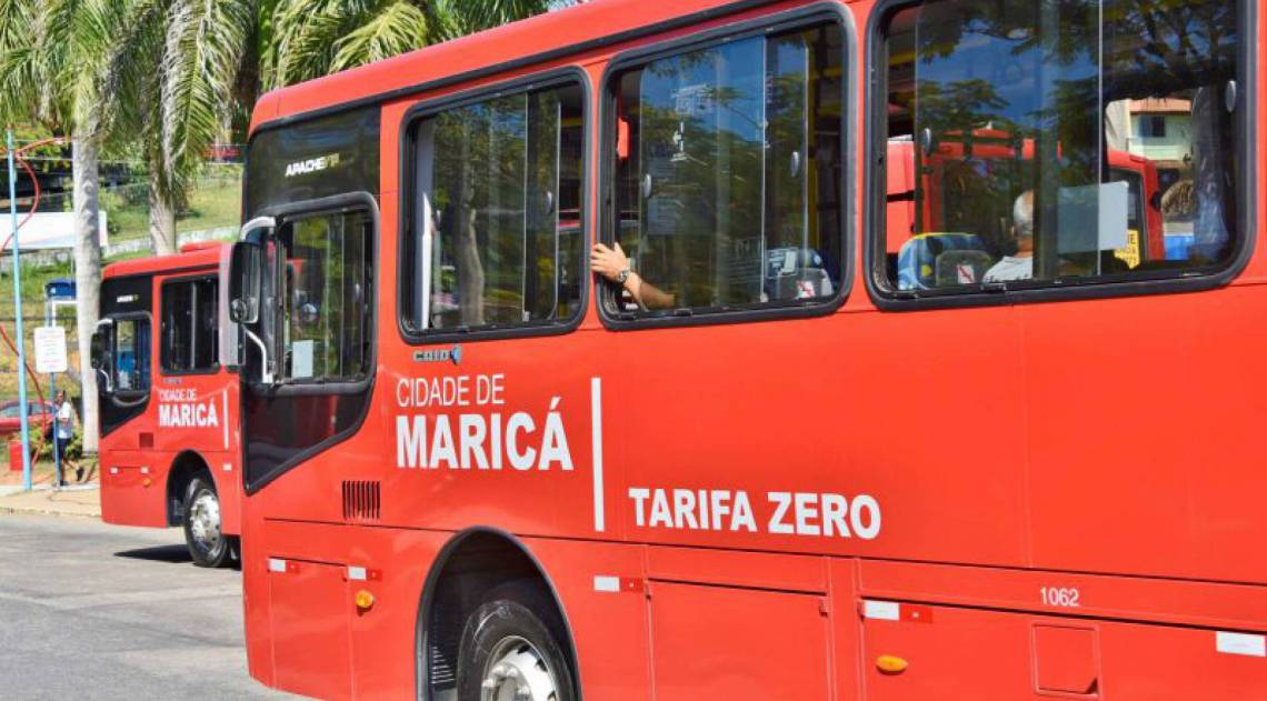 Homem passa mal dentro de um ônibus vermelhinho - Foto: Mauricio Peçanha