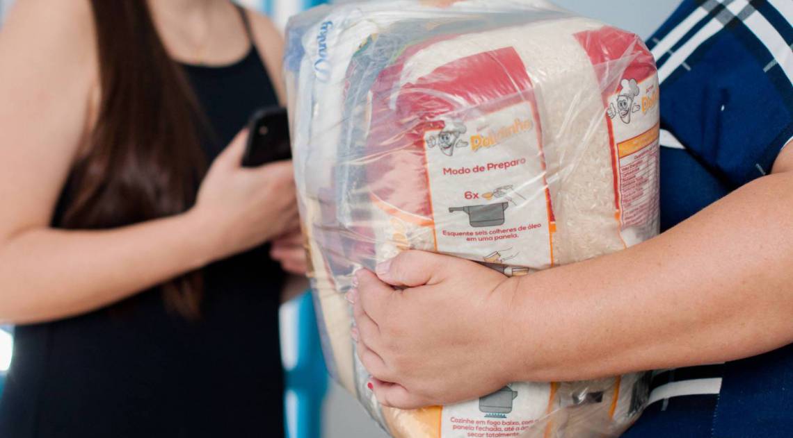 Entrega de kits alimentação para alunos da rede pública continua em Volta Redonda