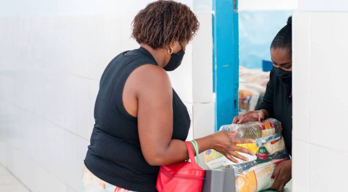 Entrega de kits alimentação para alunos da rede pública continua em Volta Redonda