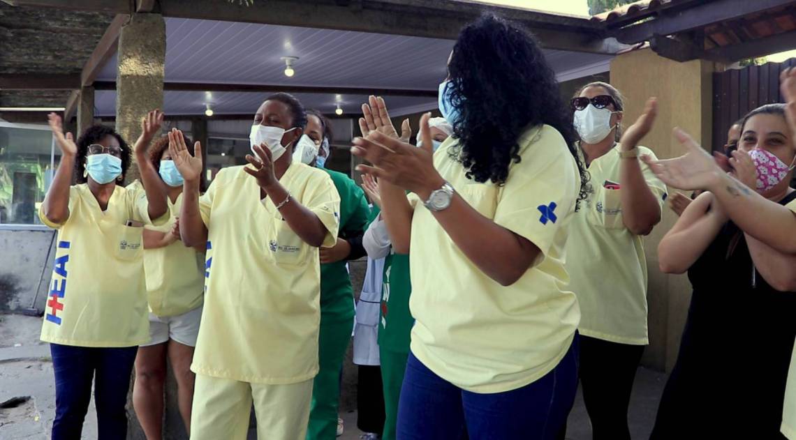 Manifestantes se reúnem na entrada do Hospital Estadual Alberto Torres, em São Gonçalo 