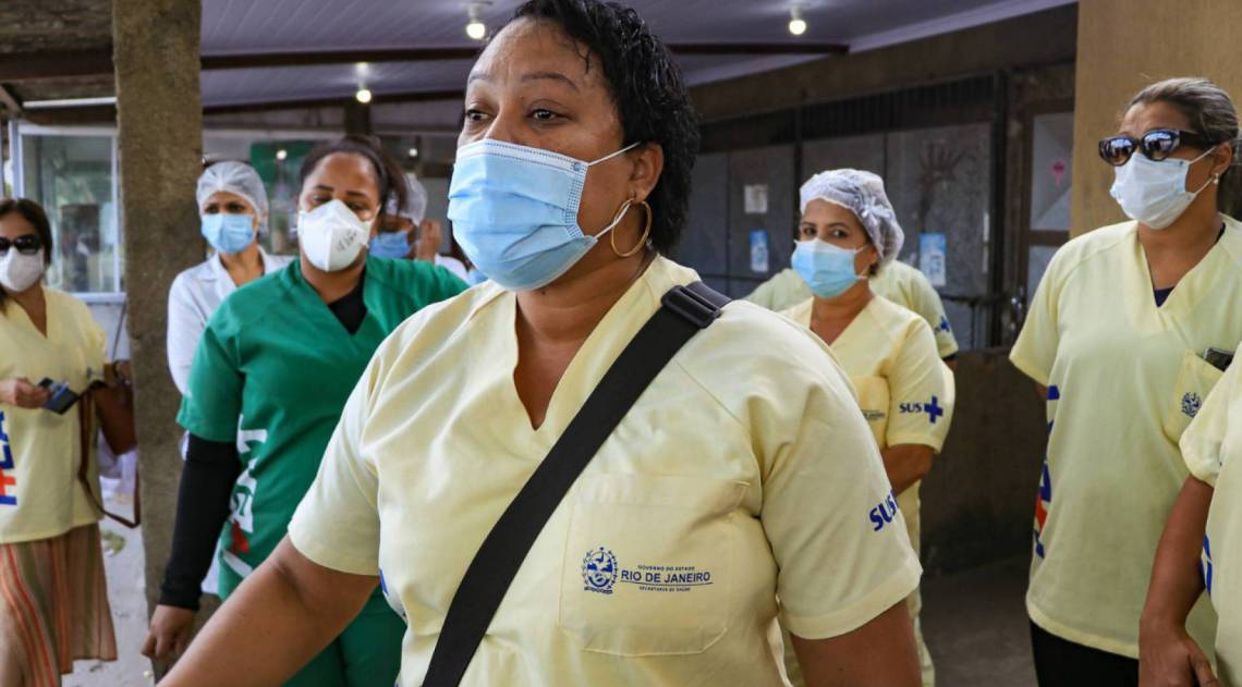 Manifestantes se reúnem na entrada do Hospital Estadual Alberto Torres, em São Gonçalo  - Ramon Ribeiro/Plantão Enfoco