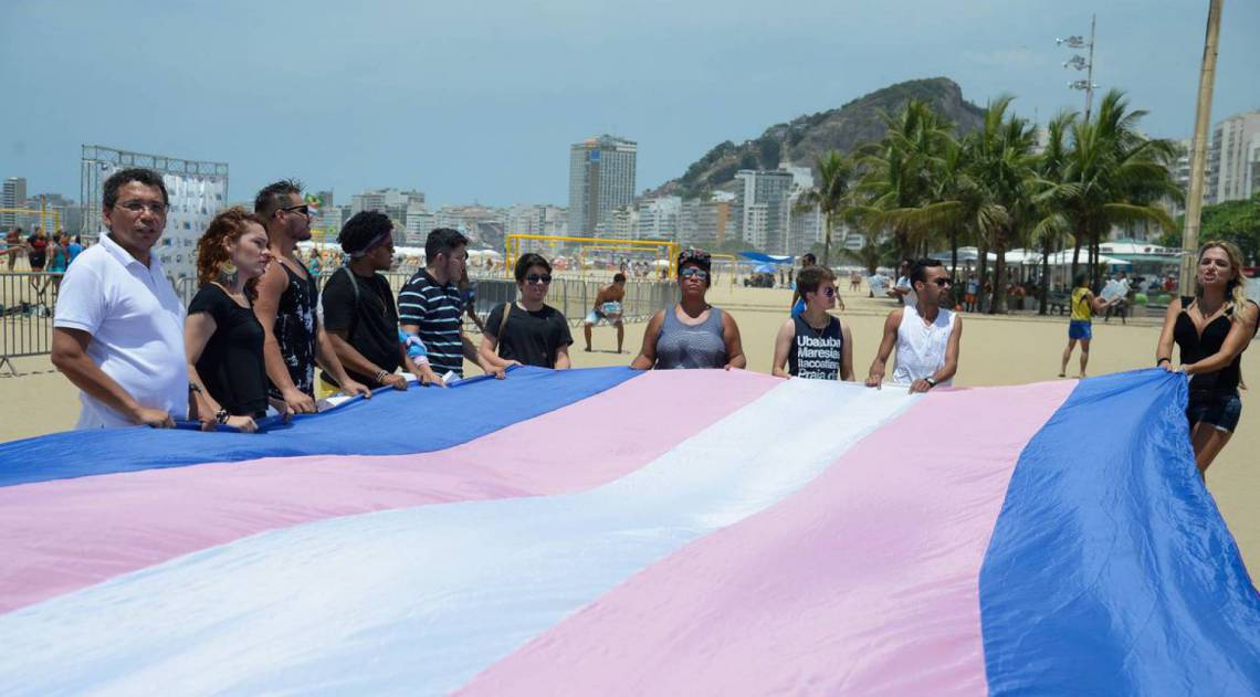 Manifesto realizado na praia de Copacabana lembra as vítimas da transfobia no Brasil - Tomaz Silva/Agência Brasil