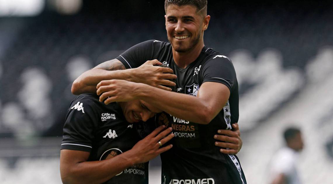 Luis Henrique e Pedro Raul. Botafogo x Cabofriense pelo Campeonato Carioca no Estadio Nilton Santos. 28 de Junho de 2020, Rio de Janeiro, RJ, Brasil. Foto: Vitor Silva/Botafogo.