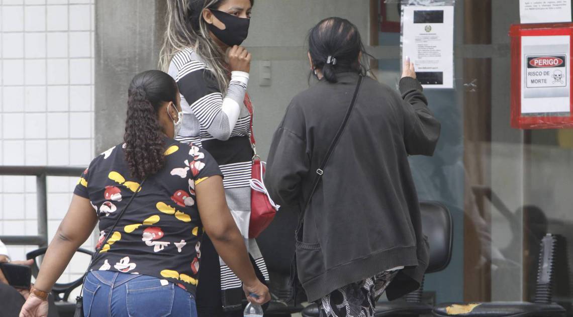 Rio de Janeiro - RJ  - 28/06/2020 - Policia - Chacina matou cinco em festa. Caso ocorreu em Anchieta, na Zona Norte - na foto, parentes das vitimas no IML, no centro do Rio - Foto Reginaldo Pimenta / Agencia O Dia