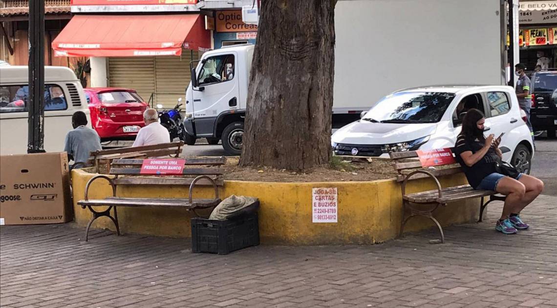 Mesmo com avisos colados pedido a colaboração por parte dos moradores, população ignora e mantém aglomerações em vários pontos da cidade - Luiz Freitas
