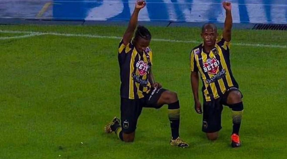 Na comemoração do segundo gol, Saulo Mineiro se ajoelhou e ergueu o punho, em alusão ao movimento #VidasNegrasImportam - Divulgação