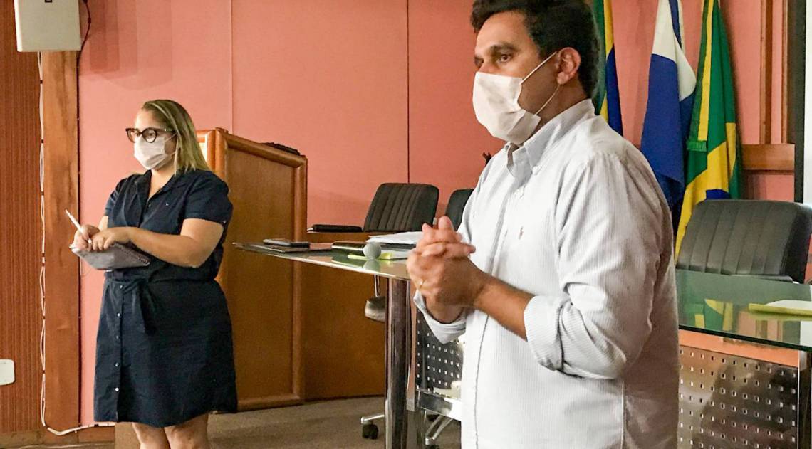 A diretora da Vigilância em Saúde de Campos, Andreya Moreira, e o prefeito da cidade, Rafael Diniz, apresentam os detalhes da nova fase do isolamento contra a covid - Divulgação prefeitura de Campos
