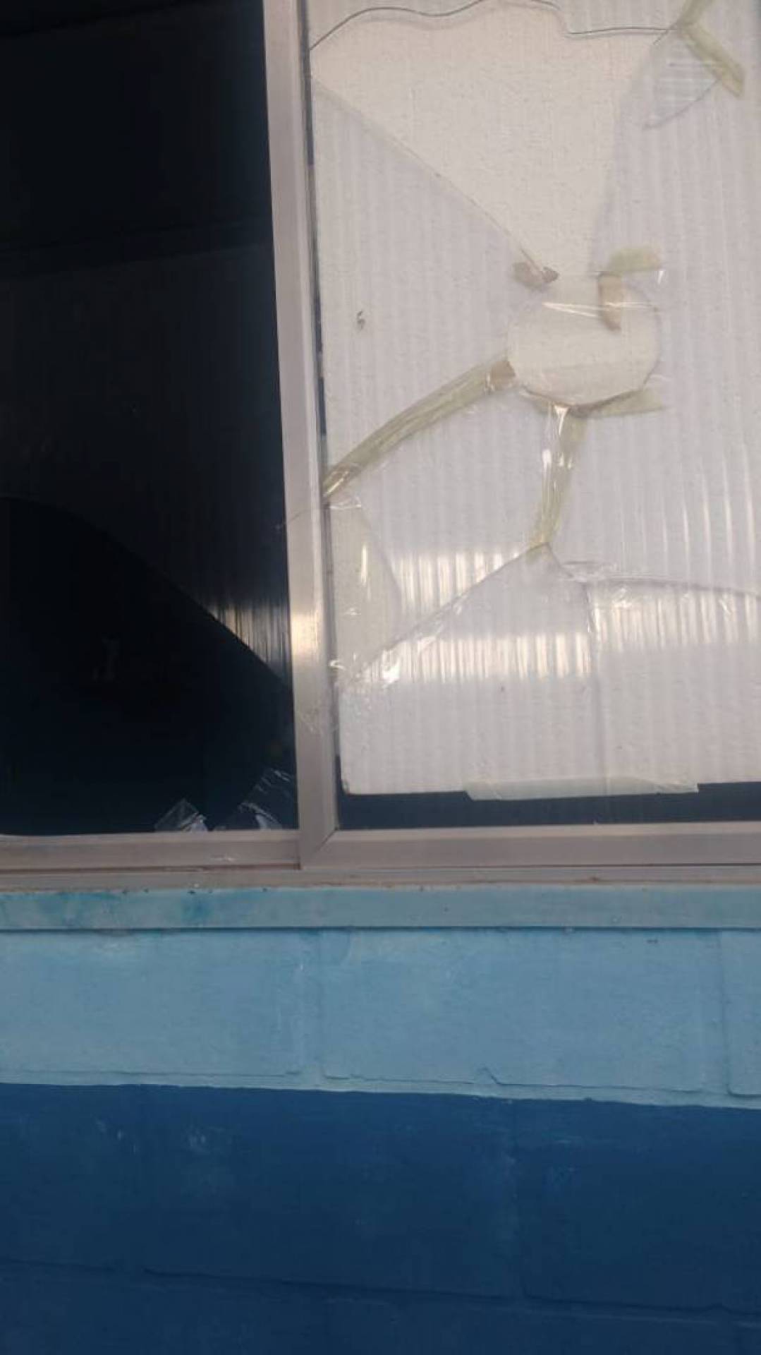 Uma das vidraças quebradas: funcionários perceberam apenas na terça, que é o único dia de trabalho na instituição na semana por causa da pandemia