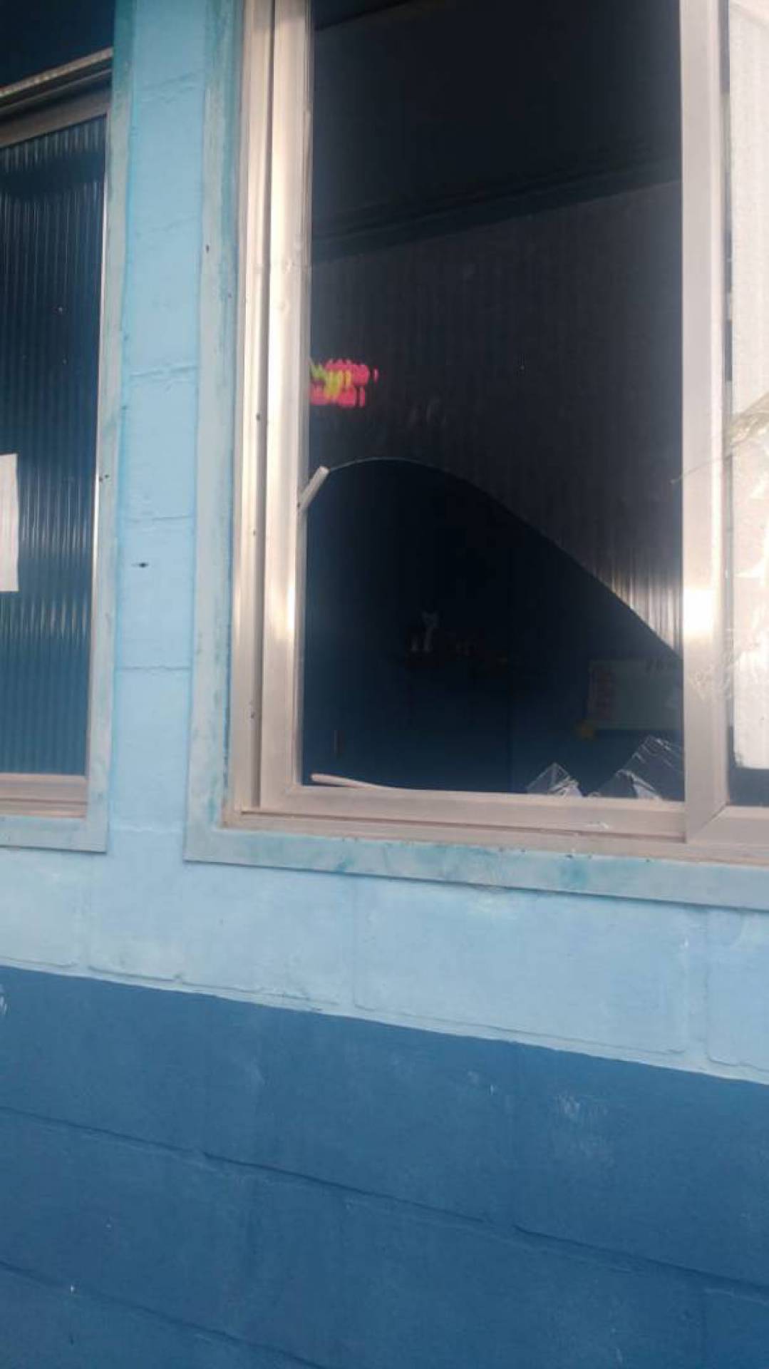 Vidros quebrados no local - Foto do leitor