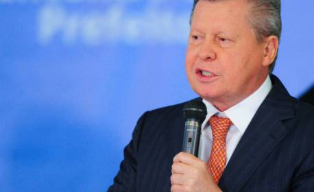 Virgílio diz que 'subirá escadaria da Penha de joelhos' se Aécio deixar PSDB