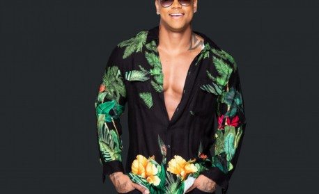 Leo Santana se atrapalha em conta e vira meme nas redes sociais