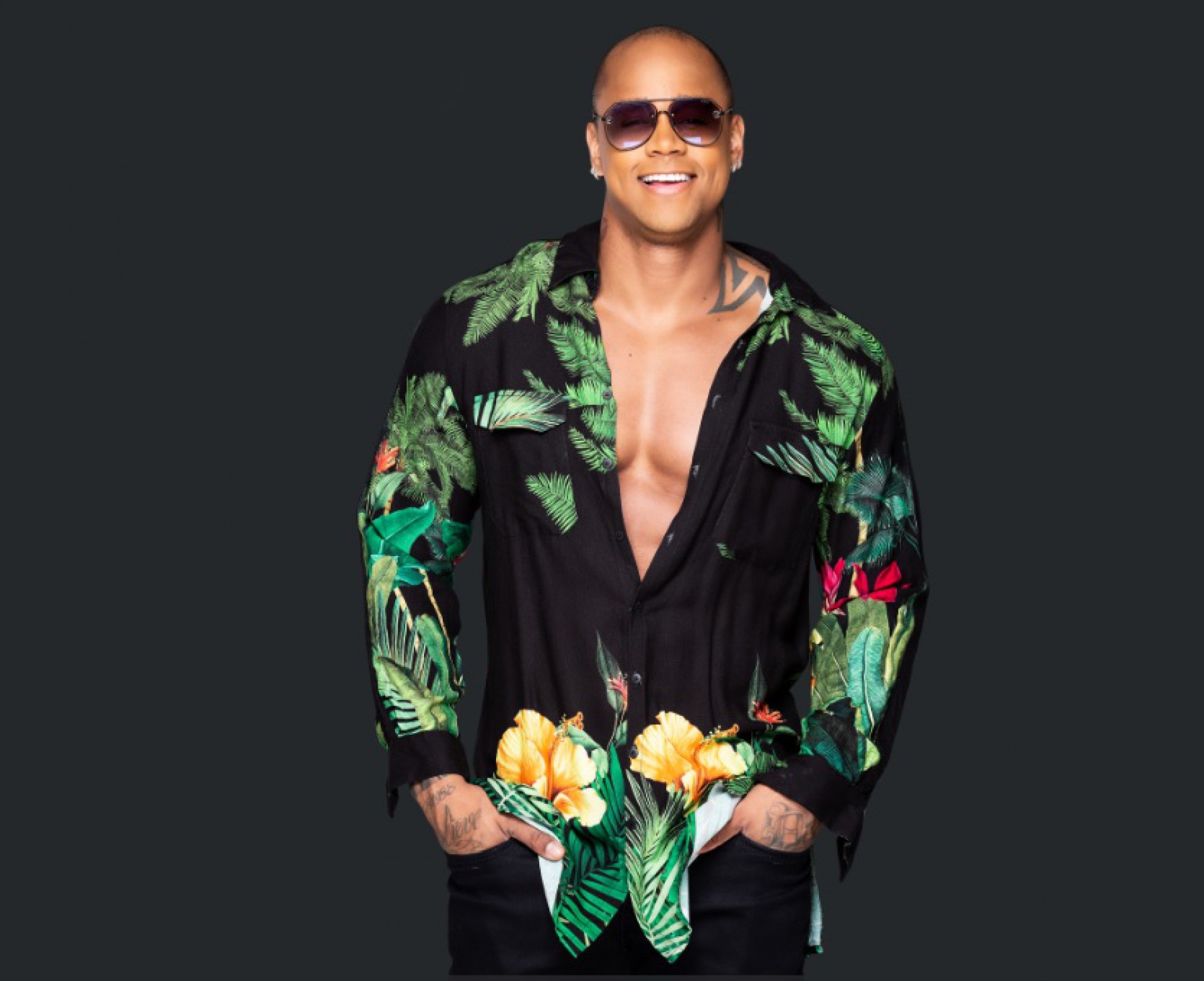 Leo Santana se atrapalha em conta e vira meme nas redes sociais