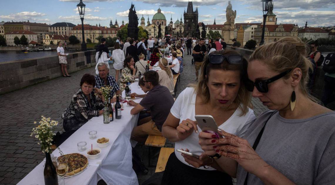 As pessoas se sentam em uma mesa de meio quilômetro montada na Ponte Charles, em Praga, para comemorar o fim das restrições relacionadas à nova pandemia de coronavírus em 30 de junho de 2020. - Cerca de 2.000 cadeiras são propostas com pessoas convidadas a trazer e compartilhar Comida. (Foto de Michal Cizek / AFP)


People sit at a half-kilometre long table set up on the Charles Bridge in Prague to celebrate the end of the restrictions linked to the new coronavirus pandemic on June 30, 2020. - Some 2,000 seats are proposed with people being invited to bring and share food. (Photo by Michal Cizek / AFP) - Michal Cizek / AFP