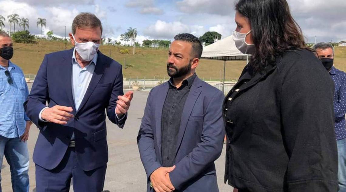 Vereador Charlles Batista em conversa com o prefeito Marcelo Crivella - Reprodução Fcaebook