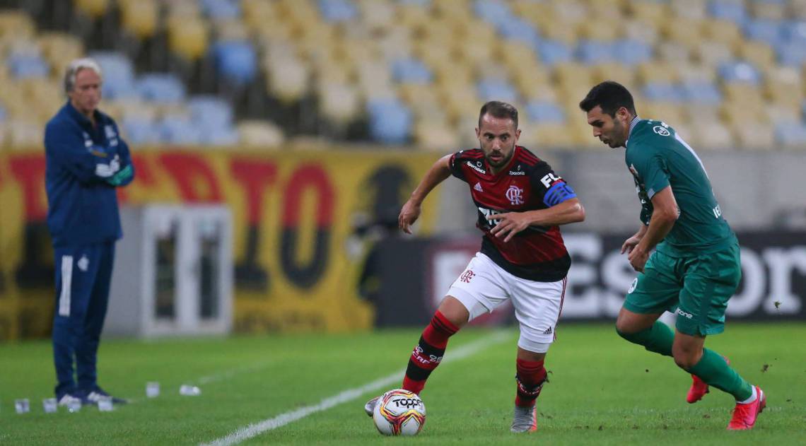 O apoiador Everton Ribeiro conduz o Mais Querido na partida polêmica diante do Boavista pelo Campeonato Carioca, no jogo da polêmica