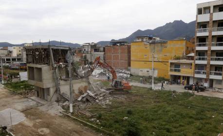 Prefeitura realiza demolição de construções irregulares na Gardênia Azul