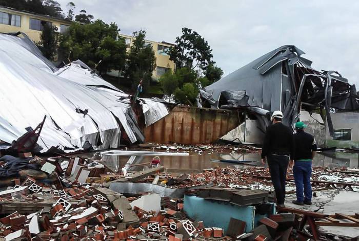 Galpão destruído no município de palmitos após passagem de ciclone