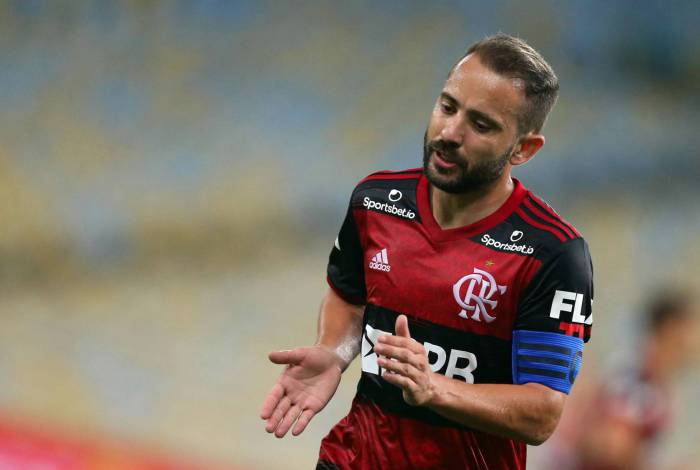 Comentarista afirma que clube árabe mira a contratação do meia Éverton Ribeiro; confira