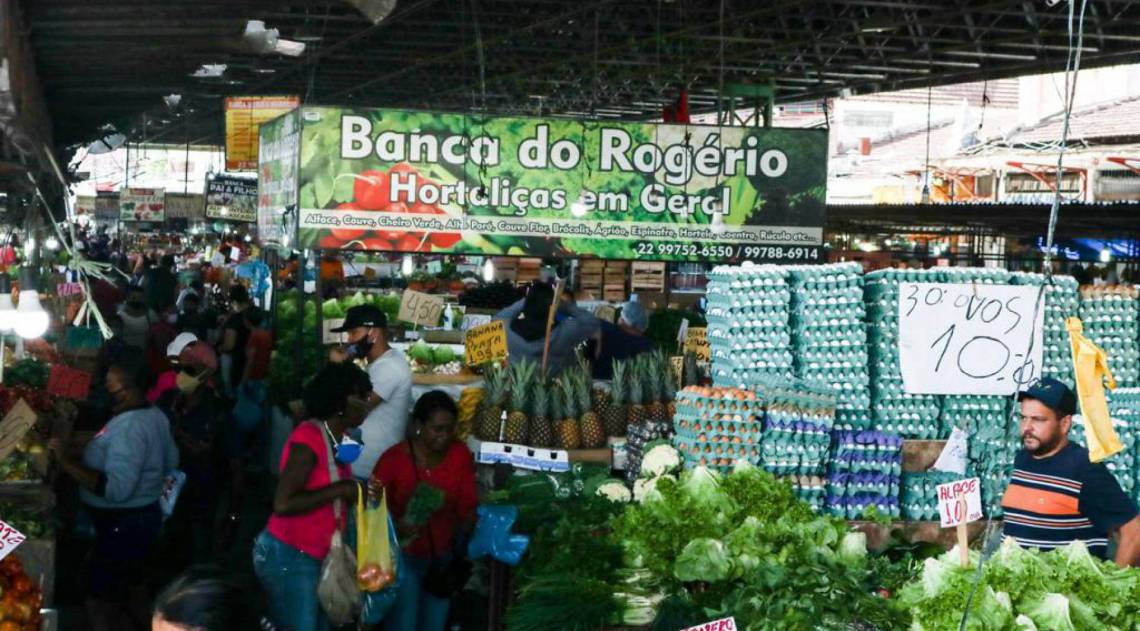 Campos, 01/06/2020 - Locais como o mercado popular de Campos demonstram os problemas da reabertura do comércio: pouco espaço de circulação e pessoas sem máscaras