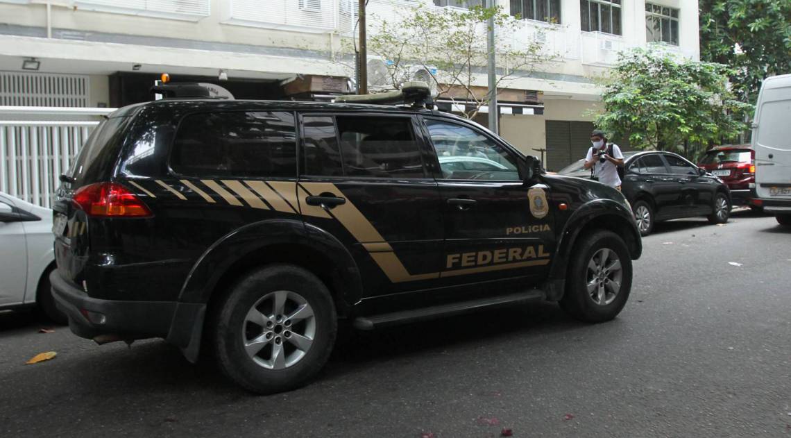 Rio - 03/06/2020 - Operaçao da PF, de busca e apreensao em sala comercial no Leblon, do ex-Senador José Serra e sua filha,Veronica Serra. Na foto, policiais saem do local onde ficam as salas do ex - Senador. Foto: Estefan Radovicz / Agencia O Dia
      Byline