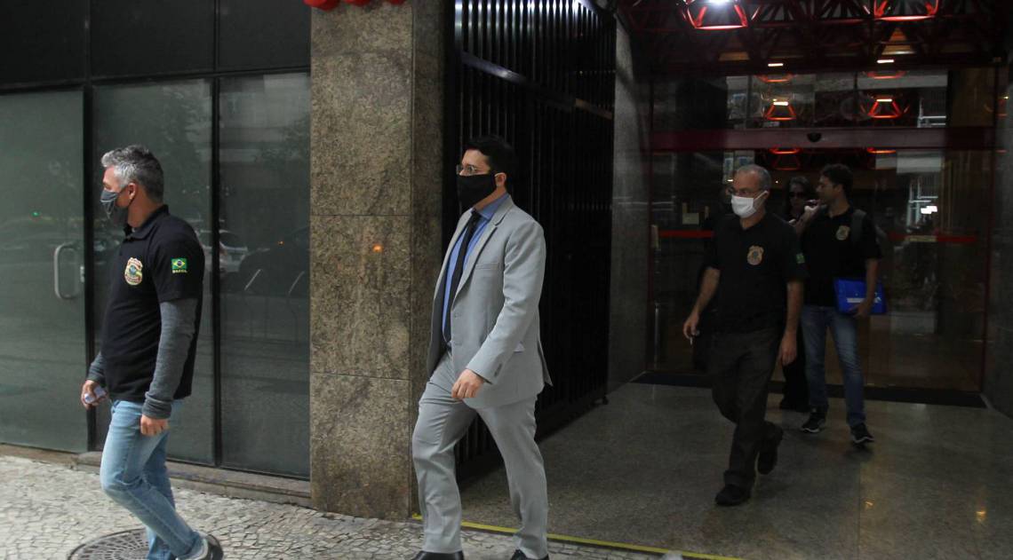 Rio - 03/06/2020 - Operaçao da PF, de busca e apreensao em sala comercial no Leblon, do ex-Senador José Serra e sua filha,Veronica Serra. Na foto, policiais deixando o prédio onde ficam as salas do ex - Senador.. Foto: Estefan Radovicz / Agencia O Dia
      Byline