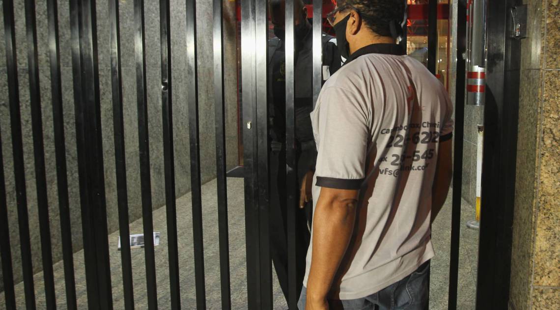Rio - 03/06/2020 - Operaçao da PF, de busca e apreensao em sala comercial no Leblon, do ex-Senador José Serra e sua filha,Veronica Serra. Na foto, a chegada do chaveiro para abrir a sala. Foto: Estefan Radovicz / Agencia O Dia
      Byline