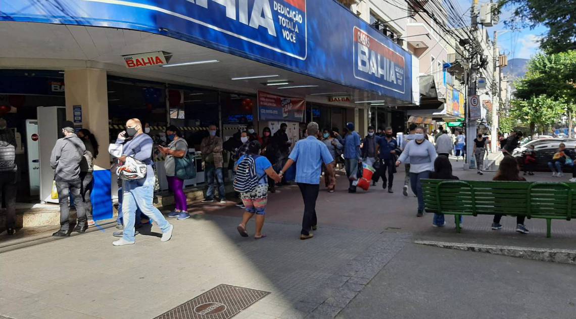 Fila na frente de um estabelecimento comercial no Centro