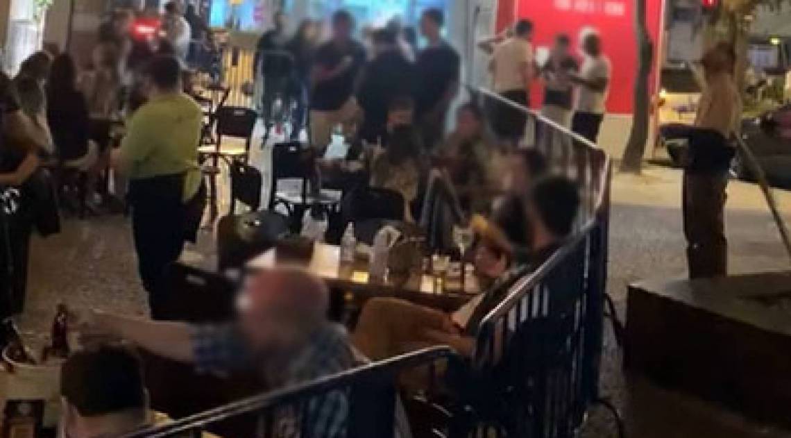 Internautas encheram as redes sociais compartilhando imagens da grande concentração de pessoas em bares do Leblon, Zona Sul do Rio - Reprodução / Internet